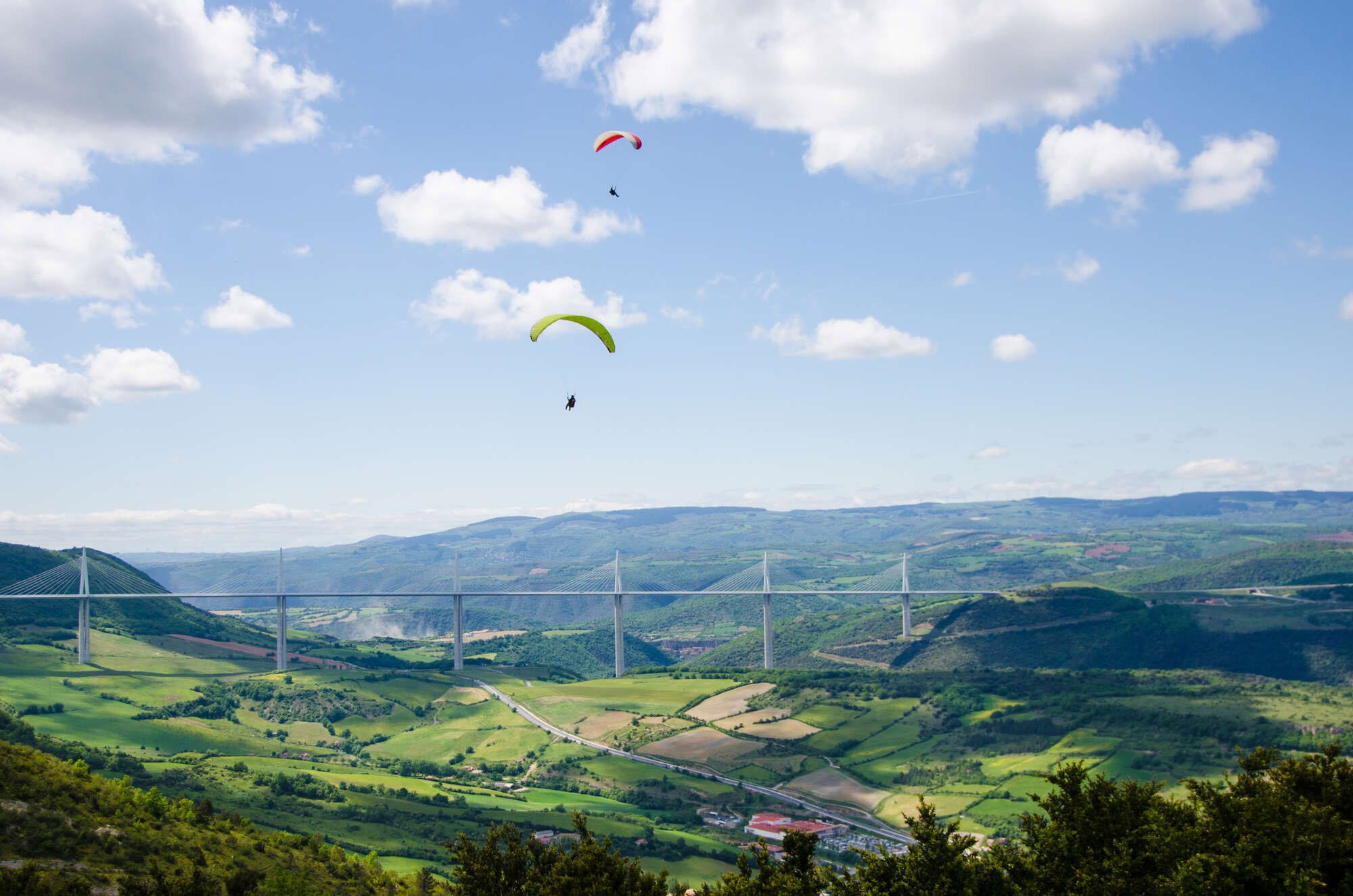 Parapentes prés du viaduc de Millau